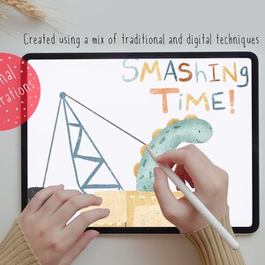 Pu&ograve; includere: Un'illustrazione digitale di un dinosauro verde che viene sollevato da una gru. Il testo "SMASHING TIME!" &egrave; scritto in lettere colorate sopra il dinosauro. L'illustrazione &egrave; in fase di creazione su un tablet digitale.
