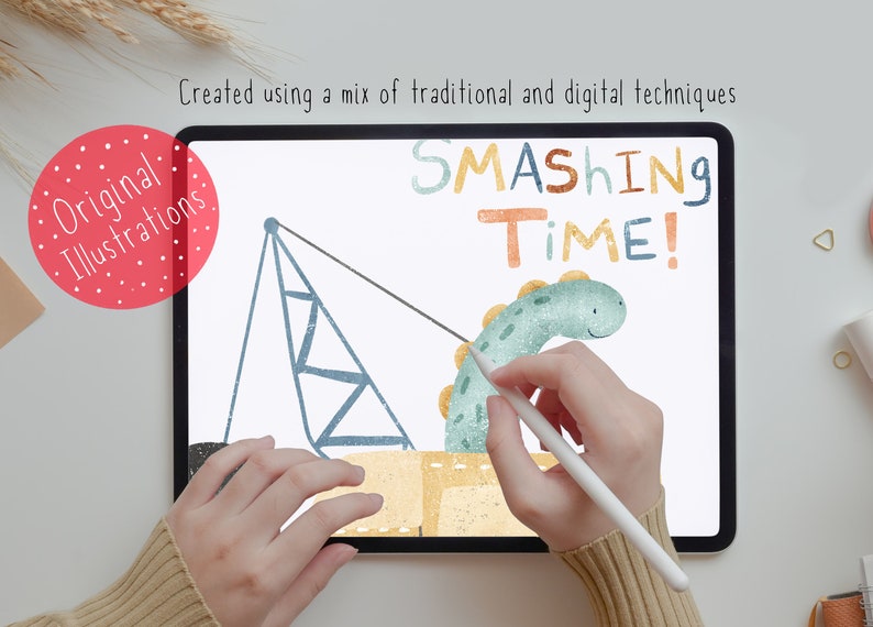 Pu&ograve; includere: Un'illustrazione digitale di un dinosauro verde che viene sollevato da una gru. Il testo "SMASHING TIME!" &egrave; scritto in lettere colorate sopra il dinosauro. L'illustrazione &egrave; in fase di creazione su un tablet digitale.