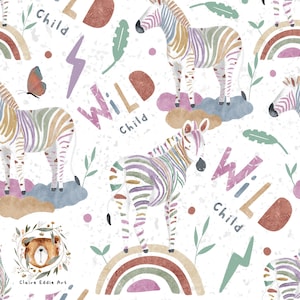 Op de afbeelding: Een naadloos patroon met kleurrijke zebra's, regenbogen en de tekst "Wild Child". De zebra's hebben een aquareleffect en zijn gestreept in tinten paars, groen en bruin. De regenbogen zijn ook aquarel-achtig en hebben een roze, oranje en bruine kleurstelling. De achtergrond is een witte gespikkelde textuur.