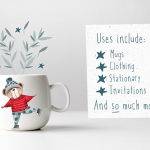 Puede incluir: Una taza de cer&aacute;mica blanca con un lindo oso de dibujos animados que lleva un su&eacute;ter a rayas rojas y blancas y un gorro azul y blanco, patinando sobre hielo sobre un fondo blanco. La taza est&aacute; rodeada de estrellas azules y blancas y hojas verdes. El texto "Uses include: Mugs, Clothing, Stationary, Invitations, And so much more!" est&aacute; escrito sobre un fondo blanco.
