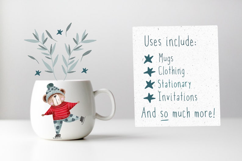 Puede incluir: Una taza de cer&aacute;mica blanca con un lindo oso de dibujos animados que lleva un su&eacute;ter a rayas rojas y blancas y un gorro azul y blanco, patinando sobre hielo sobre un fondo blanco. La taza est&aacute; rodeada de estrellas azules y blancas y hojas verdes. El texto "Uses include: Mugs, Clothing, Stationary, Invitations, And so much more!" est&aacute; escrito sobre un fondo blanco.