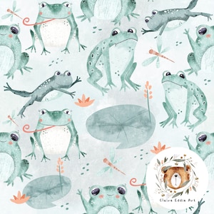 Könnte beinhalten: Ein nahtloses Muster mit Aquarell-Illustrationen von grünen Fröschen auf hellblauem Hintergrund. Die Frösche sind in verschiedenen Posen, einige mit herausgestreckter Zunge, und es gibt auch Libellen- und Seerosen-Illustrationen. Das Muster ist perfekt für Stoff, Tapete oder andere kreative Projekte.