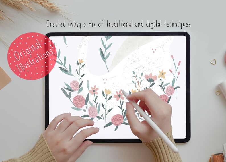 Może przedstawiać: Cyfrowa ilustracja na tablecie z kwiatowym wzorem z r&oacute;żowymi, ż&oacute;łtymi i zielonymi kwiatami. Tekst "Original Illustrations" znajduje się w czerwonym okręgu. Tekst "Created using a mix of traditional and digital techniques" znajduje się powyżej.
