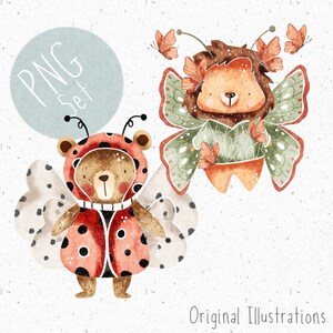 Op de afbeelding: Twee aquarel illustraties van schattige beren die verkleed zijn als insecten. Eén beer draagt ​​een lieveheersbeestje kostuum met zwarte stippen en witte vleugels. De andere beer draagt ​​een vlinderkostuum met groene vleugels en bruine vlekken. De tekst "PNG Set" staat op de achtergrond.