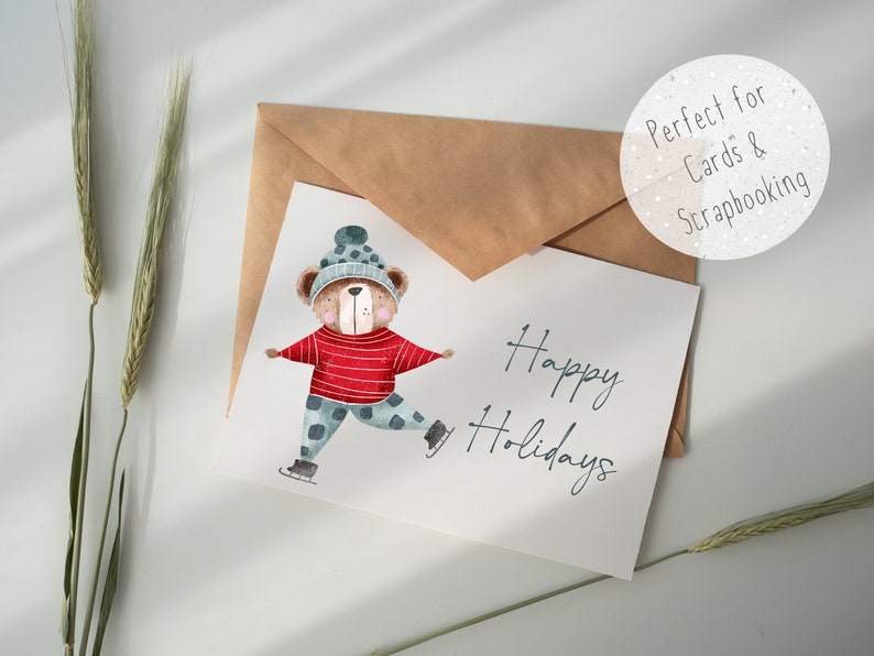 Puede incluir: Una ilustraci&oacute;n de acuarela de un oso con un gorro azul y blanco, un su&eacute;ter a rayas rojas y blancas y pantalones azules con lunares blancos. El oso est&aacute; patinando sobre hielo y el texto "Happy Holidays" est&aacute; escrito en cursiva negra.
