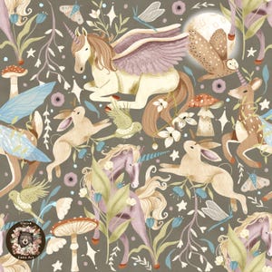 Puede incluir: Una ilustración caprichosa con un unicornio morado con alas, un ciervo marrón, dos conejos blancos y un hada azul. El fondo es marrón oscuro con una variedad de flores, setas y estrellas.