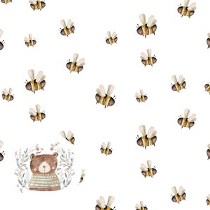 Peut inclure: Une illustration aquarelle d'un ours brun portant une chemise rayée entourée d'une couronne de fleurs et de feuilles. L'arrière-plan est un motif blanc d'abeilles jaunes et brunes.