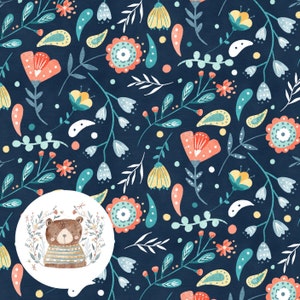 Peut inclure: Un adorable ours en peluche portant une chemise rayée est entouré d'un motif floral sur un fond bleu foncé. Les fleurs sont dans des tons de rose, jaune et bleu.