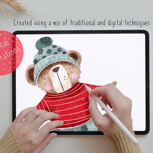 Puede incluir: Una ilustraci&oacute;n digital de un oso marr&oacute;n que lleva un gorro azul y blanco con lunares y un jersey rojo y blanco a rayas. El oso se est&aacute; dibujando en una tableta digital con un l&aacute;piz.