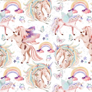 Puede incluir: Un patrón sin costuras con ilustraciones de acuarela de unicornios con crines y colas arcoíris, mariposas, estrellas y arcoíris sobre un fondo blanco.