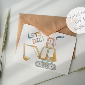 Pu&ograve; includere: Un'illustrazione ad acquerello di un orso bruno che guida un escavatore giallo con le parole "Let's Dig!" in lettere colorate. L'illustrazione &egrave; su una carta bianca.