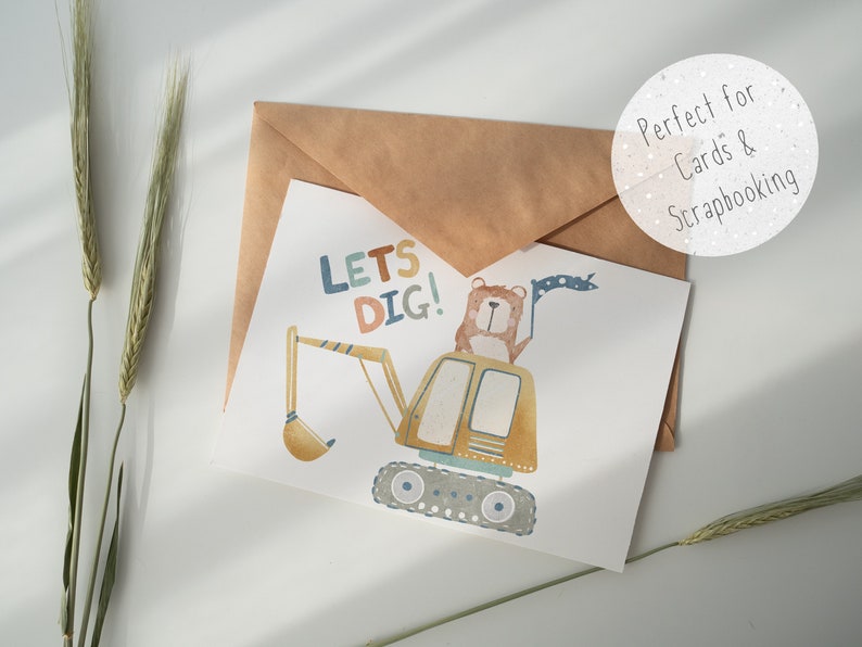 Pu&ograve; includere: Un'illustrazione ad acquerello di un orso bruno che guida un escavatore giallo con le parole "Let's Dig!" in lettere colorate. L'illustrazione &egrave; su una carta bianca.