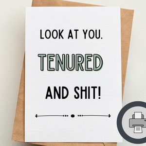 Schau Dich an. Tenured und Scheiße! | Druckbare digitale Grußkarte | Herzlichen Glückwunsch zur Anstellung | Lustige Professorenkarte