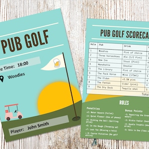 Op de afbeelding: Twee turquoise Pub Golf scorekaarten. Eén kaart toont "PUB GOLF" en details zoals "Tee Time: 18:00" en "Woodies". De andere is een scorekaart met holes, pubs, drankjes en par scores. Een golfkar en een zonnegrafiek zijn ook aanwezig.