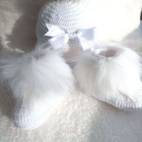White Baby fur pompom hat and booties Baby Gift Baby winter clothes Crochet Baby clothes Fender neutral Baby clothes