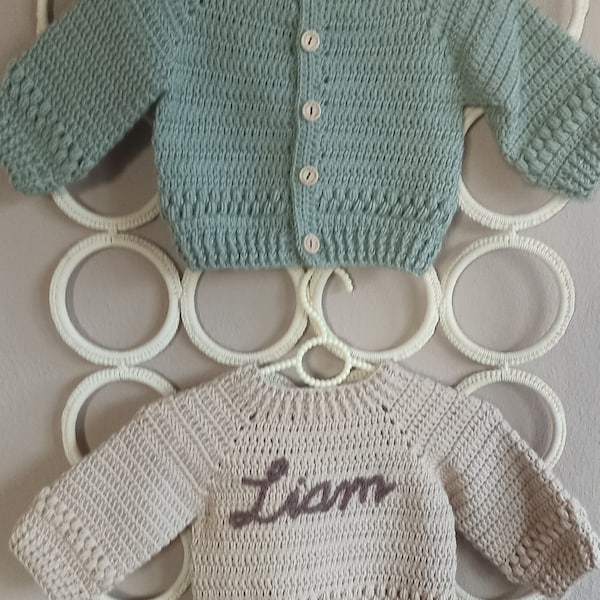 Cardigan bébé personnalisé, cardigan prénom brodé à la main, nouveau cadeau pour bébé, tenue de retour à la maison, cardigan bébé fait main, cadeau bébé