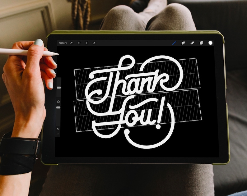 Pu&ograve; includere: Un tablet per il disegno digitale che mostra un'illustrazione in bianco e nero del testo "Thank You!" in un font stilizzato.