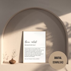 以下が含まれることがあります： 白い背景に黒いテキストで書かれた、印刷可能なデジタルダウンロードです。テキストには、「Brow artist [brow:art:ist] noun まゆげのアーティストは、芸術の真の達人であり、最も手に負えないまゆげを完璧で対称的な芸術作品に変えることができます。熟練した目と安定した手によって、最もワイルドなまゆげを飼いならし、美しく、時代を超越したルックを作り出すことができます。また、セラピスト、友人、信頼できる人などをご覧ください。デジタルダウンロード」と書いてあります。