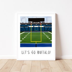 Può includere: Un'illustrazione digitale di un campo da football americano con un palo da porta e un tabellone segnapunti sullo sfondo. Il campo è verde con linee di yard bianche e la end zone è blu. Il testo "LET'S GO BUFFALO!" è stampato sotto l'immagine.