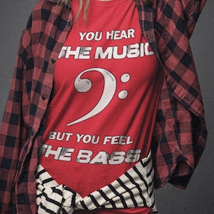 FEEL THE BASS - Ladies Fit / Cool / Funny / Bass / Bass Player / Musician / Music / Dj / Gift / Eye Catching / T-Shirt / Girl / Top / Tshirt