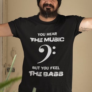 FEEL THE BASS - Super / Cool / Loose Fit / Lustig / Bass / Bassist / Musiker / Musik / DJ / Geschenk / Blickfang / T-Shirt / Mann / Top