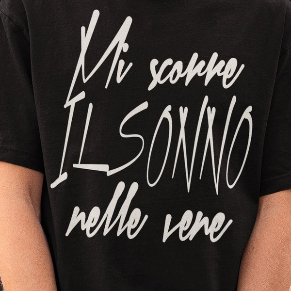 Mi scorre il SONNO nelle VENE - Super Cool Funny Gift T-shirt Divertente Slogan Tee