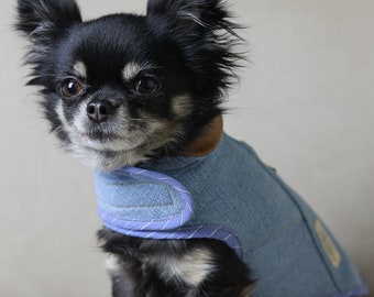 Maßgeschneiderte Upcycled-Jeansjacke mit Fleecefutter von Levi's für einen Welpen oder einen Hund kleiner Rassen (ca. 1–6 kg)