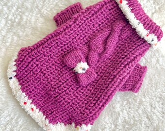 Joli pull girly tricoté à la main avec un noeud pour chiot ou chien de petite race