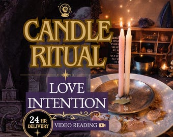 Op de afbeelding: Twee lange tapstoelopende kaarsen, een roze en een witte, staan in een zilveren metalen schaal gevuld met verspreide kristallen en gedroogde bloemblaadjes. De afbeelding bevat de tekst CANDLE RITUAL LOVE INTENTION 24 HR DELIVERY VIDEO READING.