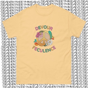 Puede incluir: Una camiseta amarilla con un gráfico de signo de paz y el texto "DEVOUR FECULENCE" en una fuente retro.