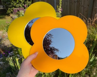 RETRO 60s/70s FLOWER MIRROR - Groovy Acrylic Dottie Daisy Wall Decor | Boho Vintage-Inspired Kids Room & Home Accent | Mid Century Homeware