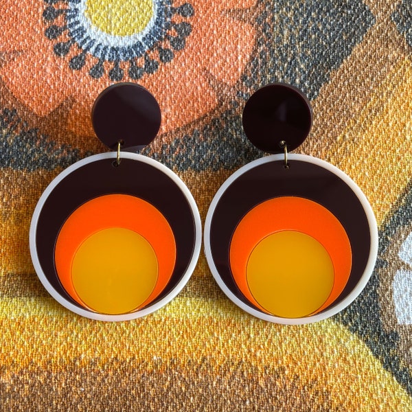 BOUCLES D'OREILLES RÉTRO EN ACRYLIQUE DES ANNÉES 70 |  cercles rétro | Style Mid-Century d'inspiration vintage | Marron, orange et jaune
