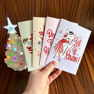 Juego de 4 tarjetas navideñas de inspiración vintage / Tarjetas navideñas retro tamaño A6 de los años 50 y 60 con la frase «Jingle Belles» / Ilustraciones kitsch de mediados de siglo