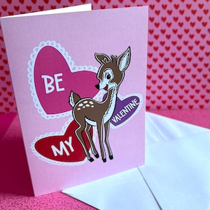 レトロな鹿の「Be My Valentine」カード | バレンタインデー用のヴィンテージ風 A6 グリーティング カード | 内側は空白、封筒付き | ミッドセンチュリー 50 年代 60 年代