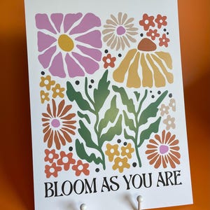 Lámina artística floral Bloom As You Are A4 / Arte de pared inspirado en los años 60 con flores / Estilo boho con cita motivacional