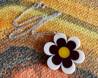 COLLAR DE FLORES RETRO de los años 60 y 70 - Collar colgante de acrílico Delilah Daisy, cadena de plata de ley - Estilo de mediados de siglo de inspiración vintage