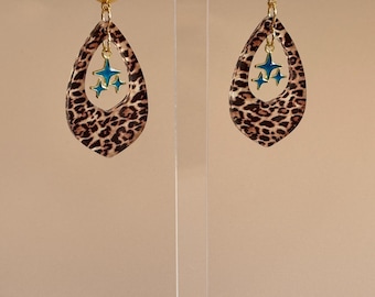 Leopard Cosmic Drops – Retro Star Teardrop Earrings | Cheetah Print Acrylic Dangles | Hammered Gold Studs | 50s 60s Vintage