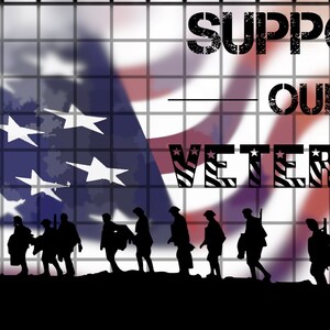 Könnte beinhalten: Silhouetten von Soldaten, die vor einer verschwommenen amerikanischen Flagge mit dem Text "SUPPORT OUR VETERANS" in fetten, schwarzen Buchstaben marschieren.