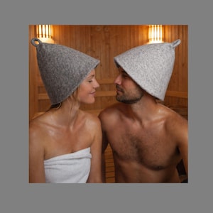 Puede incluir: Dos gorros de sauna de lana afieltrada de color gris claro con una parte superior puntiaguda y un peque&ntilde;o lazo para colgar. Los gorros tienen un material grueso y texturizado con una forma c&oacute;nica dise&ntilde;ada para cubrir la cabeza y las orejas.