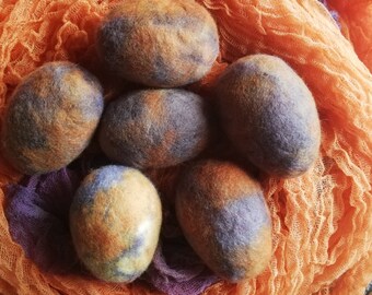 Easter egg ornament/felted egg/easter egg hunter/dyed with onion skins/100% merino wool