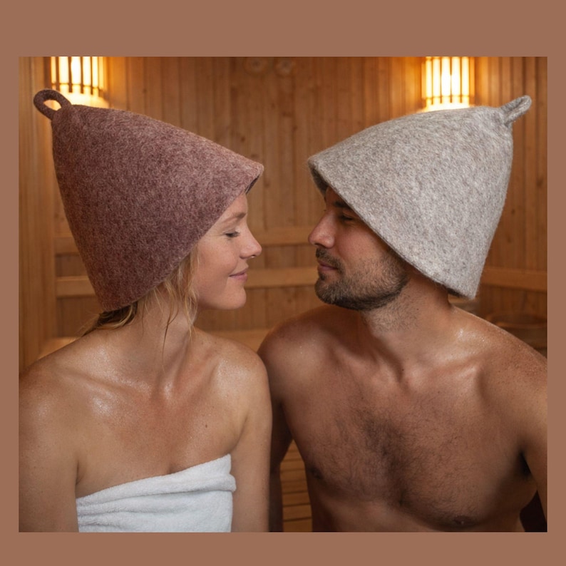 Puede incluir: Dos gorros de sauna de fieltro, uno en un tono marr&oacute;n rosado apagado y el otro en gris jaspeado claro. Ambos gorros presentan una forma c&oacute;nica alta con un peque&ntilde;o lazo en la parte superior puntiaguda, dise&ntilde;ados para cubrir la cabeza y las orejas.