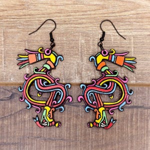 Joyería maya azteca, / aretes colgantes de madera de Quetzalcoatl, pintados a mano, serpiente emplumada de Quetzalcoatl, aretes de dragón azteca.
