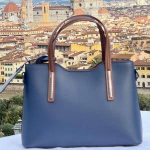 Elegante bolso de mano de piel italiana | Bolso azul marino con asas marrones: estilo chic de Florence