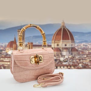 Italienische handgefertigte Ledertasche für Damen | Elegante Handtasche mit Krokodilprägung aus Florence | Rosa Ledergeldbörse mit Bambusgriff, Made in Italy