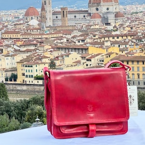 Elegante italienische Umhängetasche aus rotem Leder für Damen – Schicker Alltagsstil und vielseitiges Design, hergestellt in Florenz