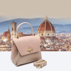 Italian Handmade Leather Bag – Elegant and timeless, crafted in Florence from premium leather with croc-embossed flap, gold bee emblem, and soft black lining. Perfect structured handbag for everyday chic or formal occasions. Includes shoulder strap. Made in Italy.