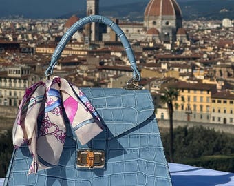 Bolsos de piel italianos hechos a mano para mujer | Elegante bolso de mano con estampado de cocodrilo | Bolso de piel azul claro hecho en Italia