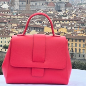 Italienische handgefertigte Ledertasche für Damen | Elegante rote Henkeltasche | Genarbtes Leder | Hergestellt in Italien