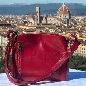 Italienische handgefertigte Ledertasche für Damen | Elegante Umhängetasche aus rotem Leder aus Florenz, hergestellt in Italien