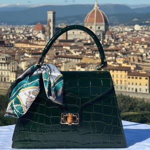 Italienische handgefertigte Ledertasche für Damen | Elegante grüne Handtasche mit Krokodilprägung | Goldener Verschluss und Schaldetail | Hergestellt in Italien